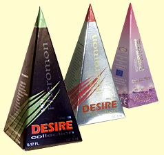 Trzy piramidalne opakowania produktu z Dębego Wielkiego, różniące się kolorystyką i grafiką, ustawione obok siebie na jednolitym tle. Opakowania kartonowe, sugerujące ekskluzywność.